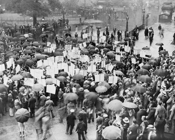 La Grande Dépression. Une foule de déposants manifeste sous la pluie devant la Bank of United States après sa faillite. New York, 1931.
