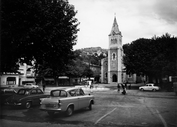 Le Cheylard. La place et l'église – 1964