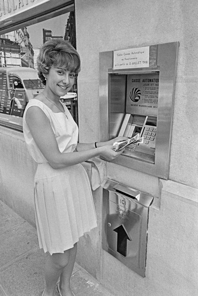 1er Distributeur automatique extérieur de billets de banque, en France. 1968